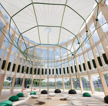AirBubble interior with ring of algae bioreactors