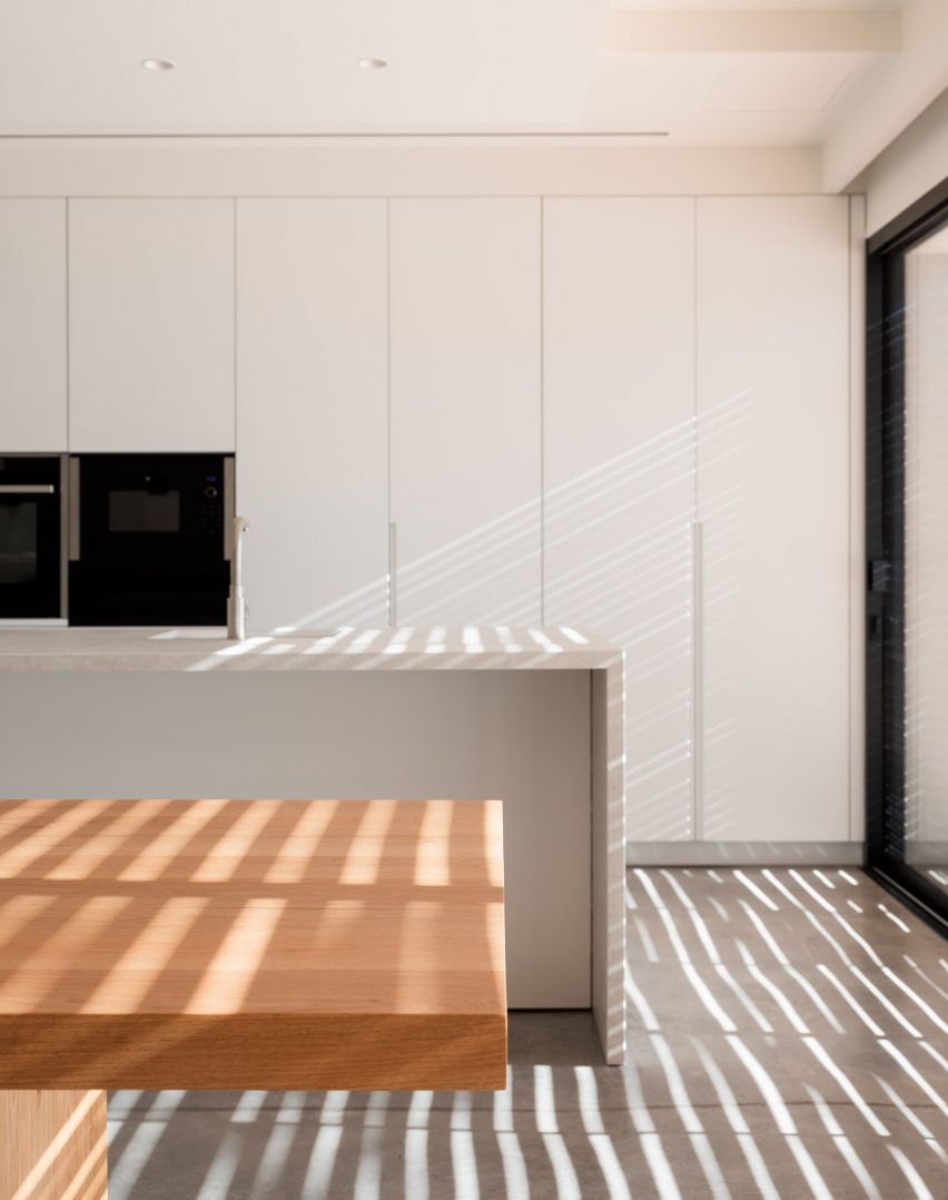 it has an open plan design