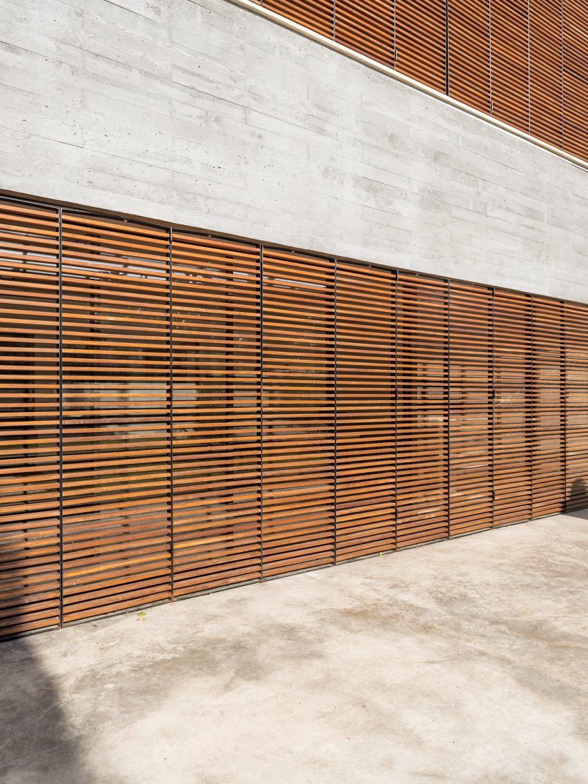 wood was organised in a horizontal formation