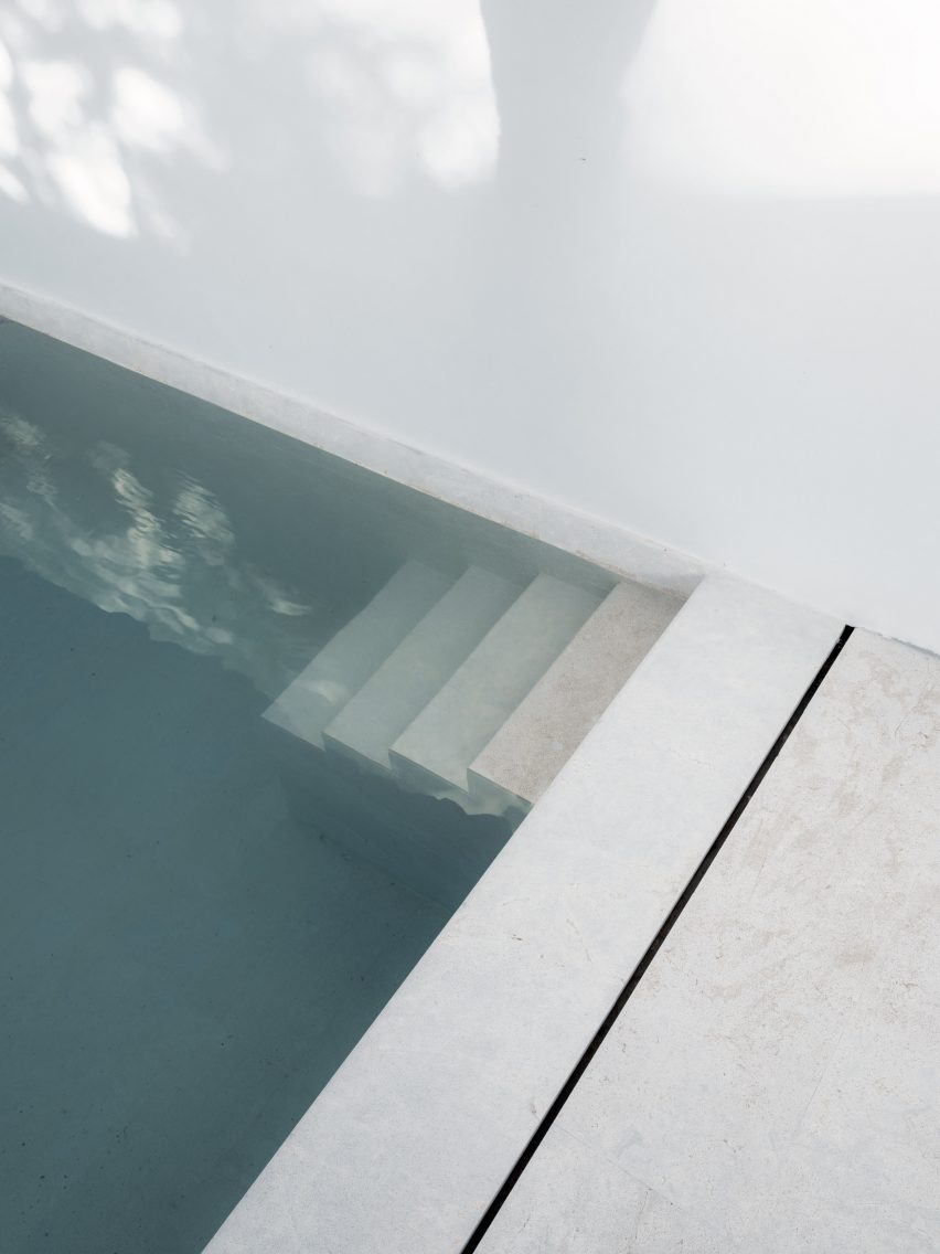 small steps lead into the pool