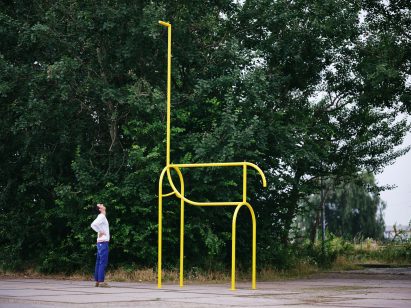 Boscardin stands next to a life-size giraffe sculpture