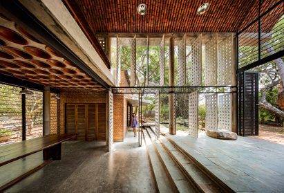Anupama Kundoo built wall hous with local crafts people