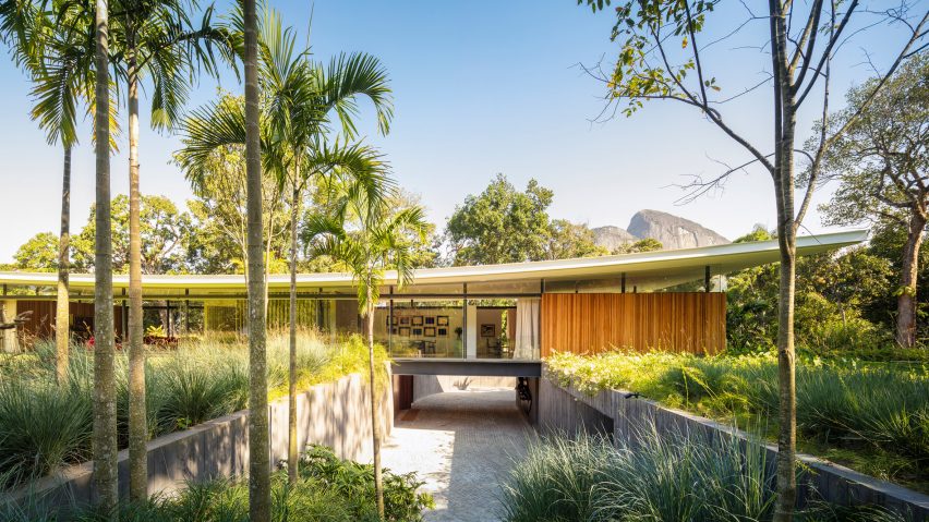 Bernardes Arquitetura tops Rio de Janeiro villa with wing-shaped roof