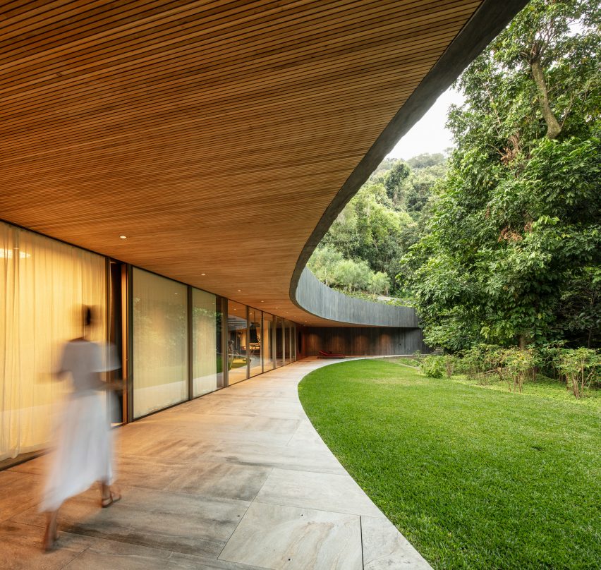 Asa House curved roof Rio Bernardes Arquitetura