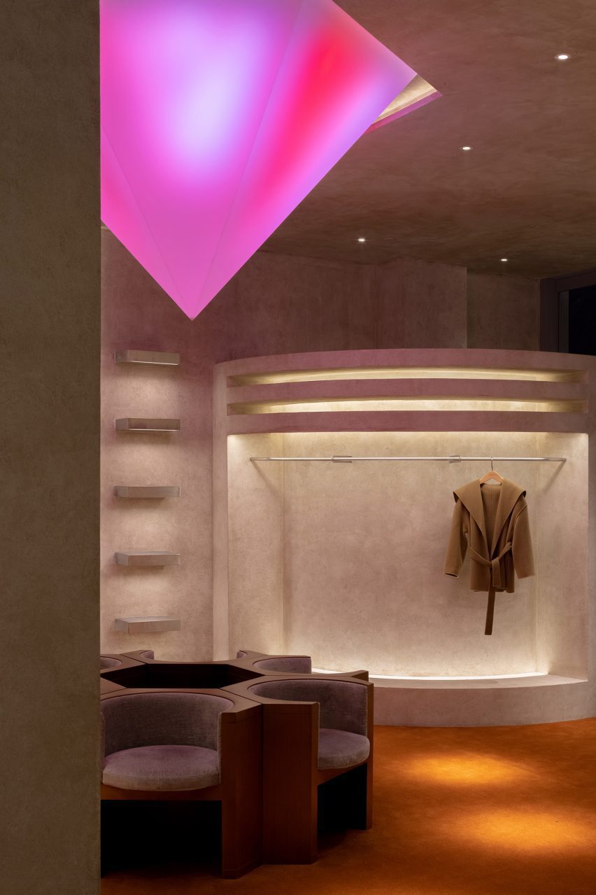 Pink pyramidic lamp