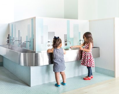 Graphic elements that relate to home and the city in the bathroom