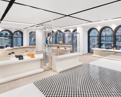 Curved shoe display and checkered floor tiles in No.1 Sloane Street by Vincenzo De Cotiis