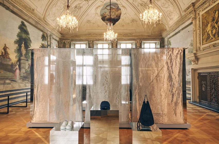 Mesh and mirror installation in COS Bolzano store