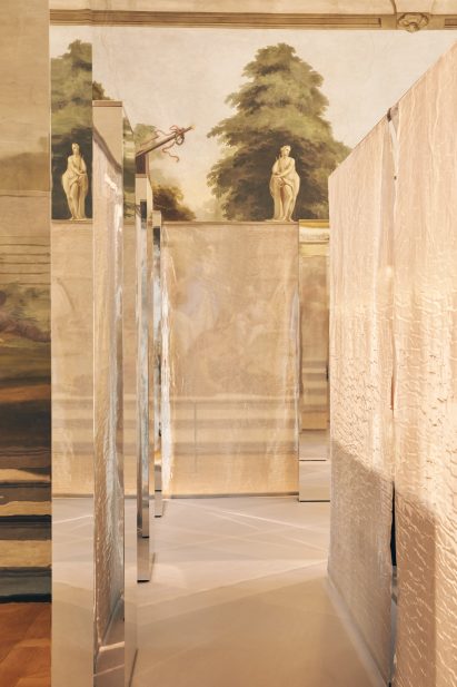 Mirror and mesh installation in COS Bolzano store