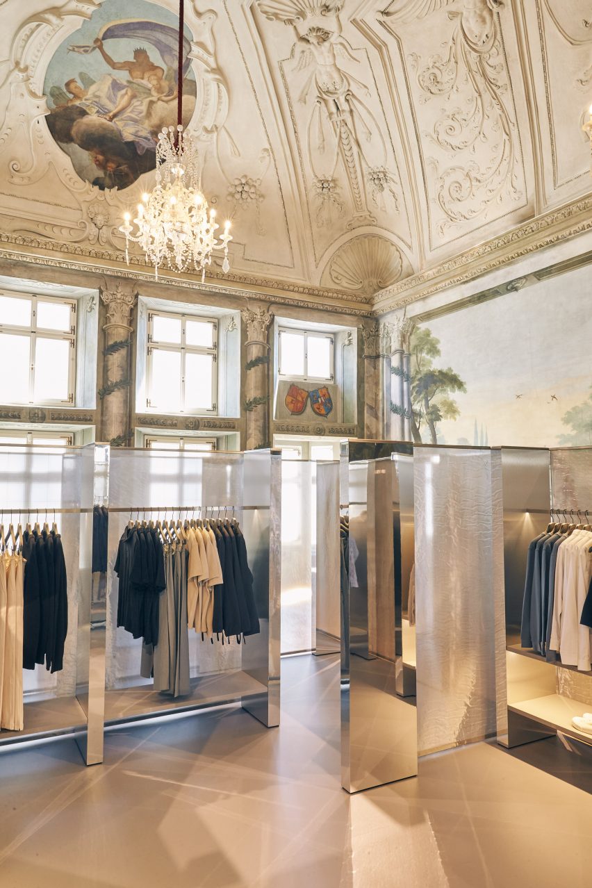Mesh and mirror installation in COS Bolzano store