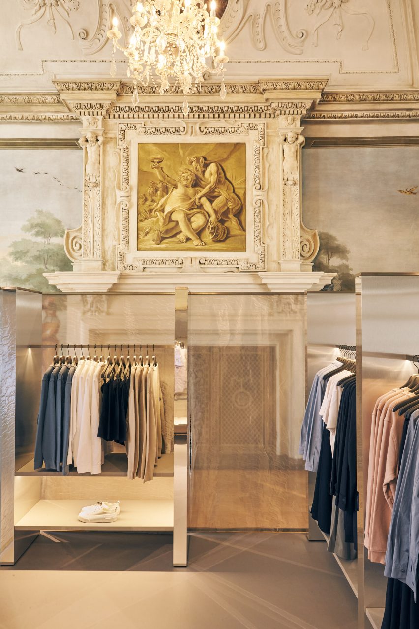 Mesh and mirror installation in COS Bolzano store