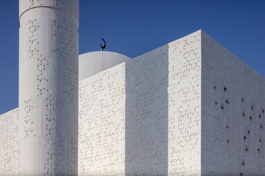 Mosque of the Late Mohamed Abdulkhaliq Gargash in Dubai by Dabbagh Architects
