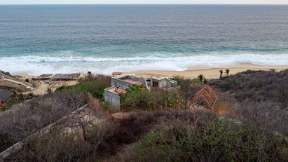 Casa del Sapo by Espacio 18 Arquitectura is a concrete house that overlooks the Zapotengo beach