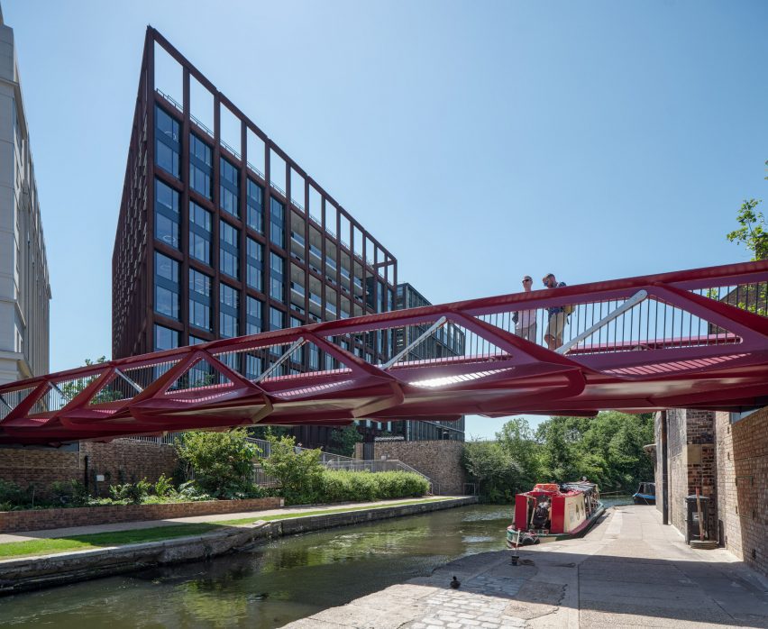 Side view of Esperance Bridge with truss form