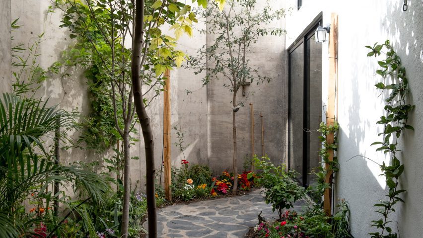 Concrete house by Gestalt Associates take cues from Querétaro’s colonial architecture