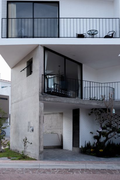 Gestalt Associates built the house in blocks