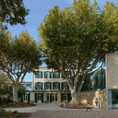 Pierre Bottero media library, park and passage in Pélissanne by Dominique Coulon & Associés