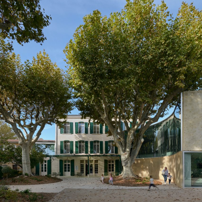 Pierre Bottero media library, park and passage in Pélissanne