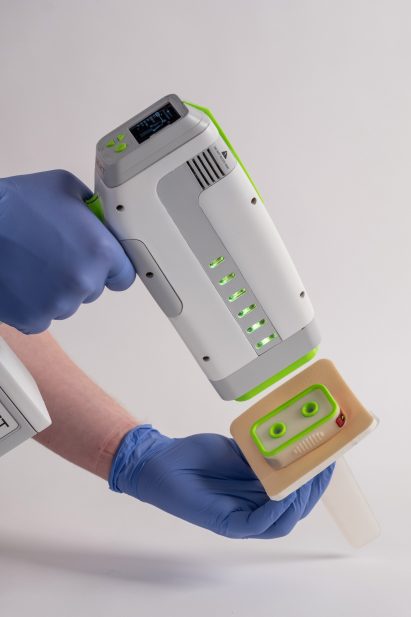 Device to reduce blood loss from knife wounds