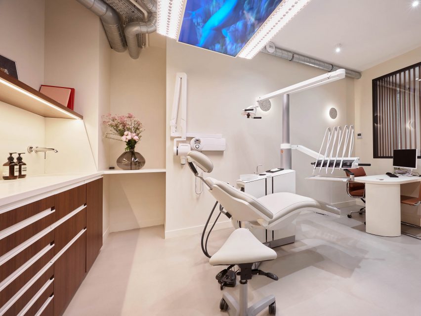 A white dentist interior in Paris Dental Studios