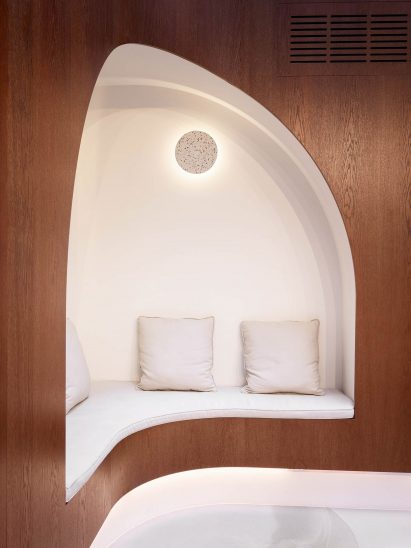 An alcove with white cushions in Paris Dental Studios