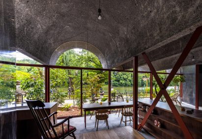 Vaulted room in Tokyo house