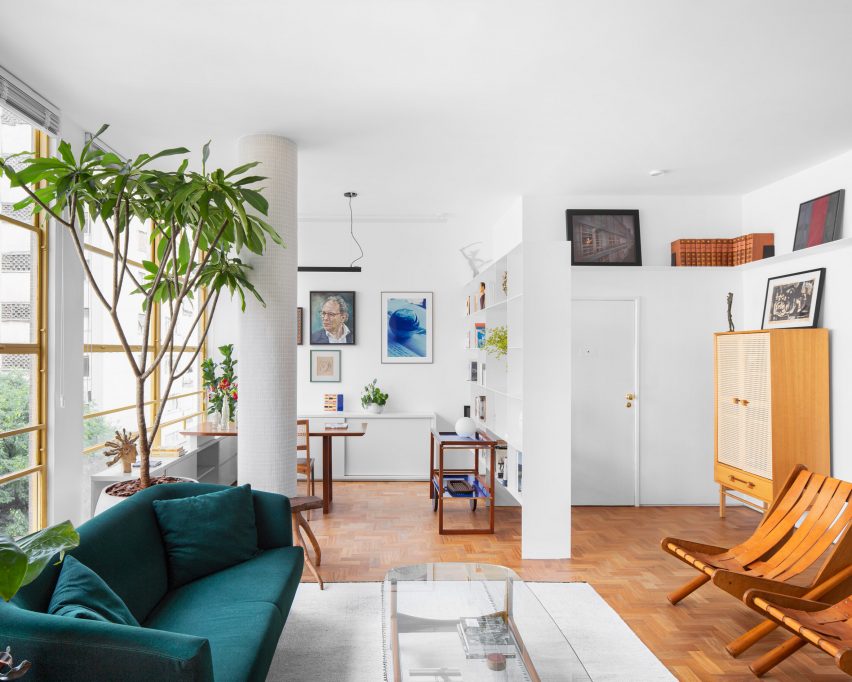 Velvet sofa in Louveira Apartment by Ana Sawaia