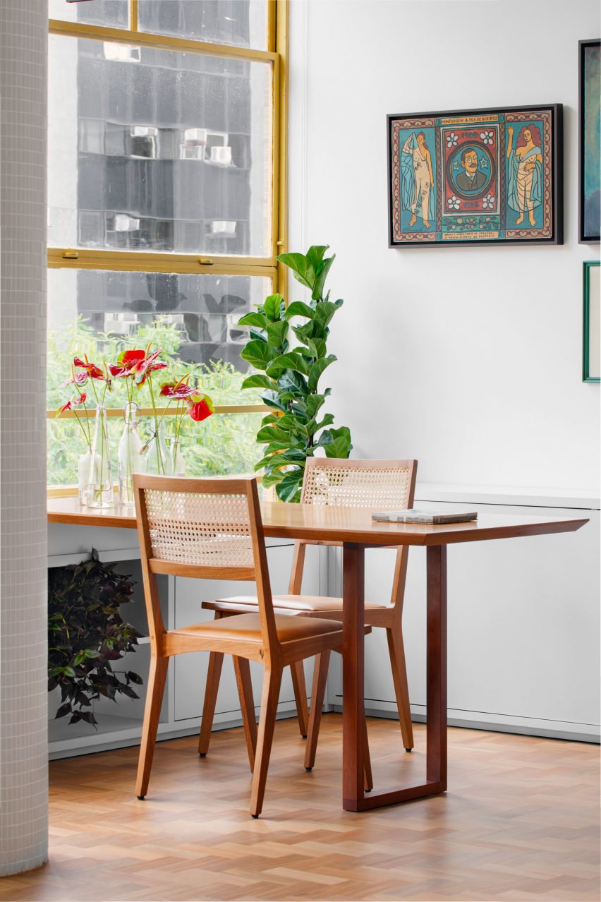 Corner table in Louveira Apartment by Ana Sawaia