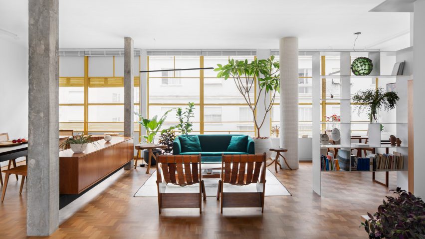 Social lounge in Louveira Apartment by Ana Sawaia