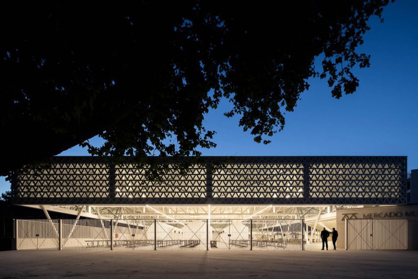 The municipal market famalicao lights up at night