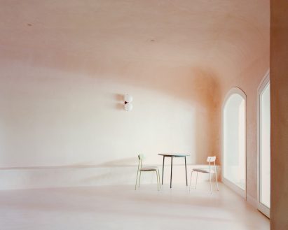 Restaurant interior by Studio Wok with curved ceiling and a mismatched, pastel-coloured table setting