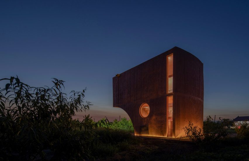 The exterior of Peach Hut by Atelier Xi