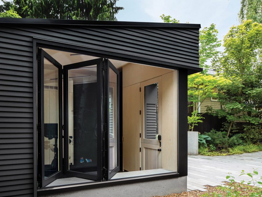 Large sliding windows open out into the garden in Seattle
