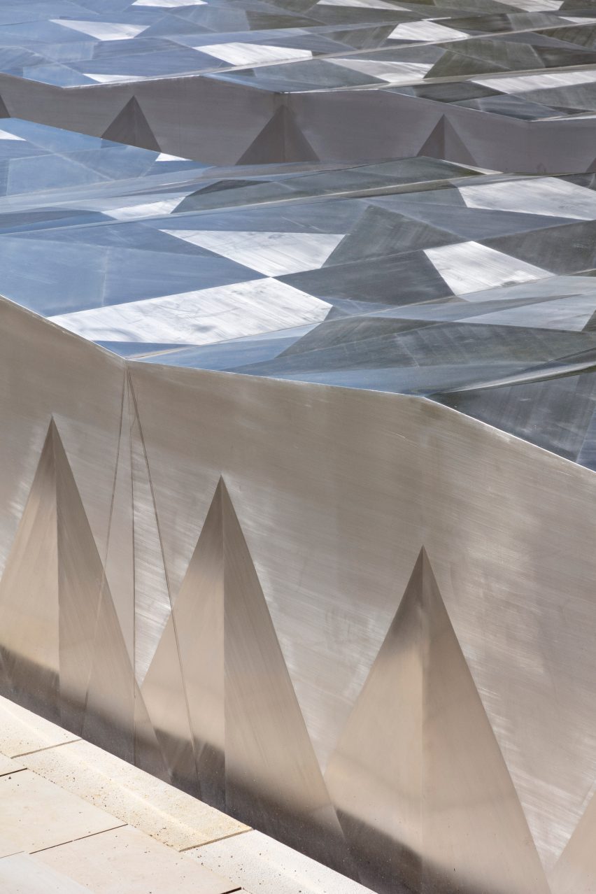 Multifaceted steel of Ordrupgaard Museum extension