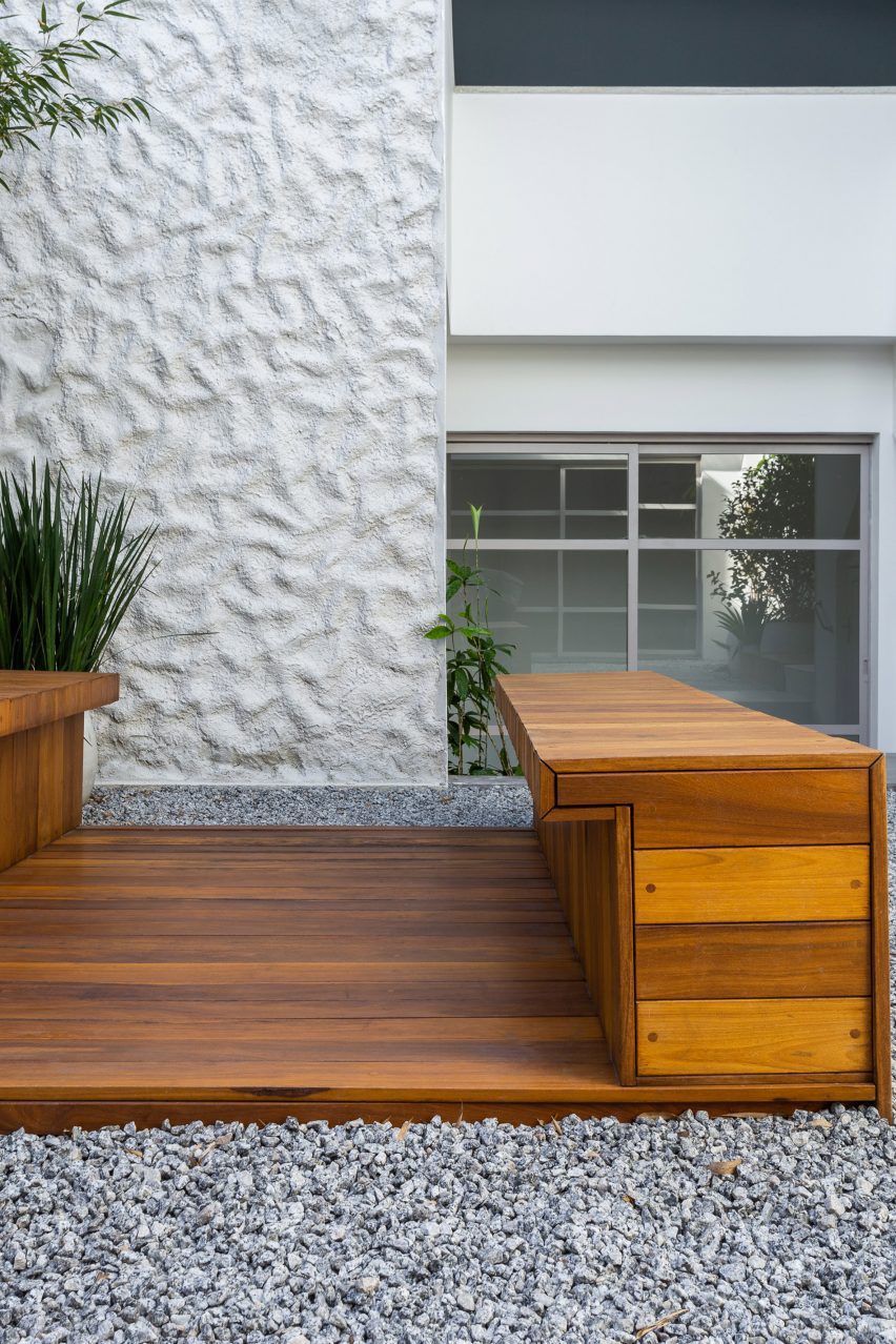 Yoga house conversion by Superlimão