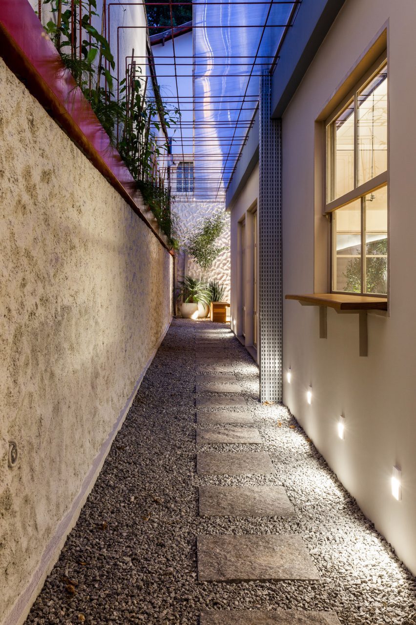 Yoga house conversion by Superlimão