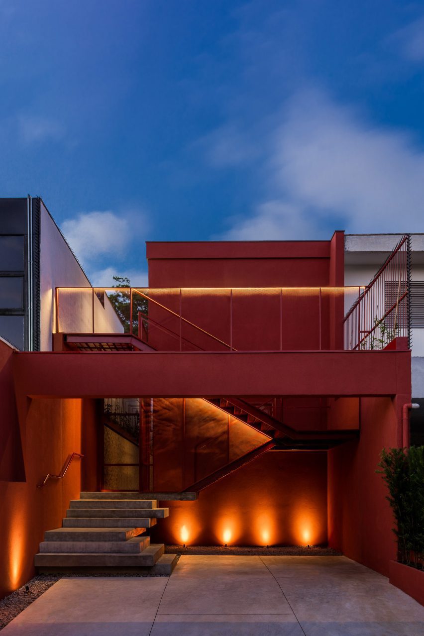 Yoga house conversion by Superlimão