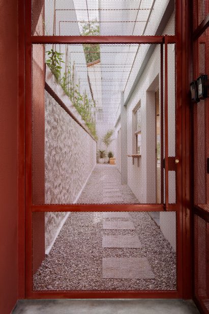 Yoga house conversion by Superlimão