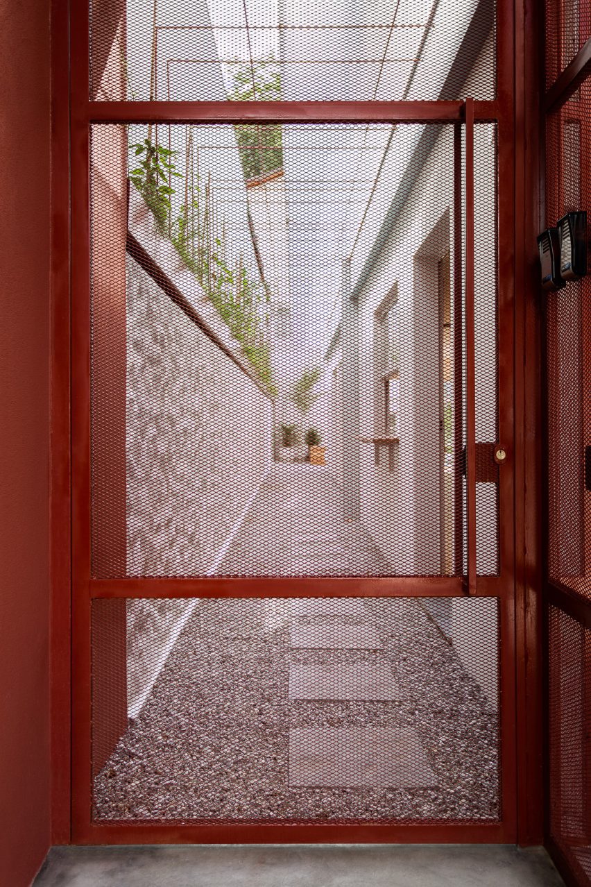 Yoga house conversion by Superlimão