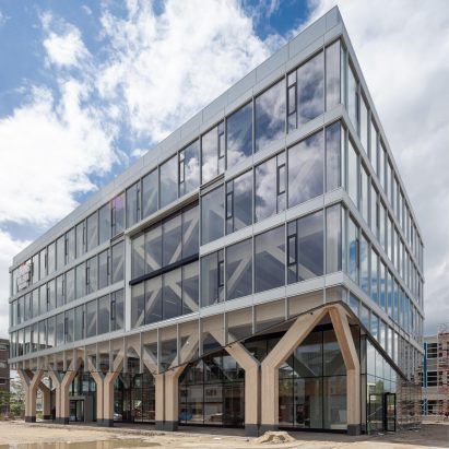 Wooden entrance building Koning Willem I College by Nieuwe Architecten
