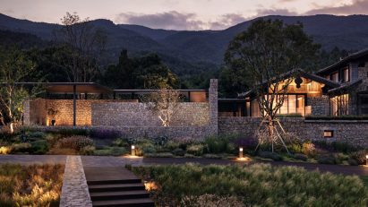 The landscaping and outdoor space of Lijiang Hylla Vintage Hotel