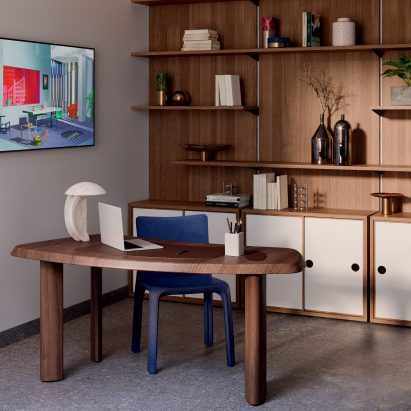 Petit bureau en forme Libre writing desk by Charlotte Perriand for Cassina Pro