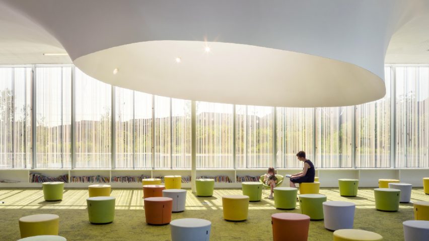 Mother and daughter, Springdale Library, Brampton Canada, RDH Architects, Nic Lehoux