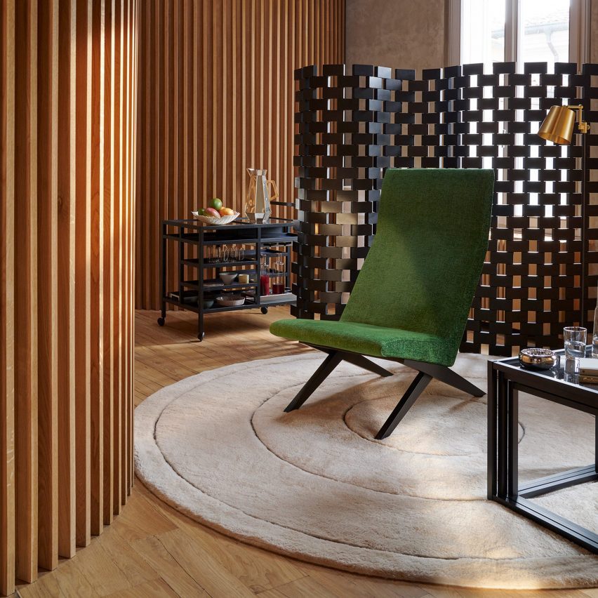 Paravent Ambassade screen by Charlotte Perriand behind a green chair