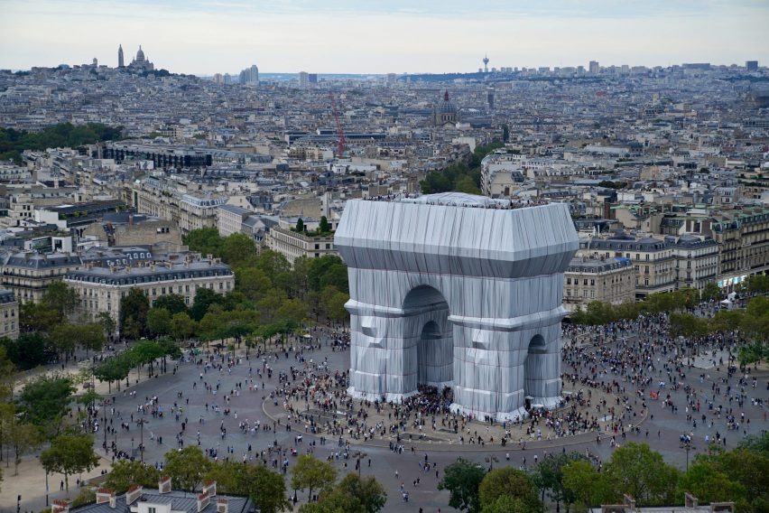Crowds around L'Arc de Triomphe Wrapped