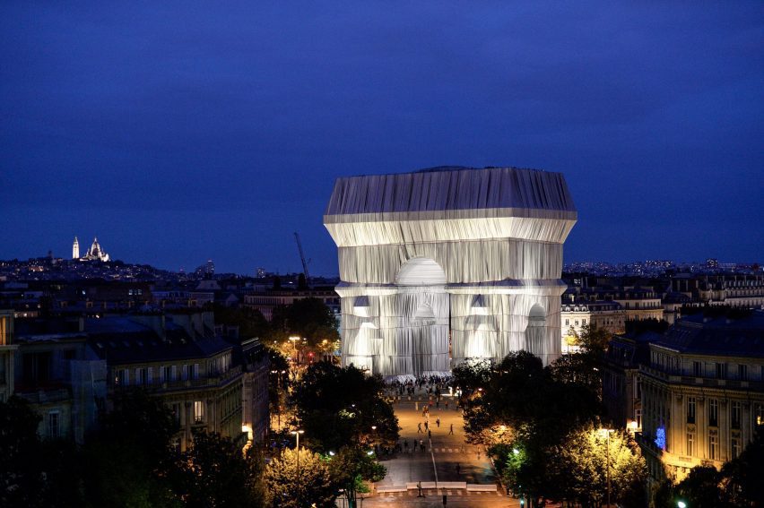 L'Arc de Triomphe Wrapped at night