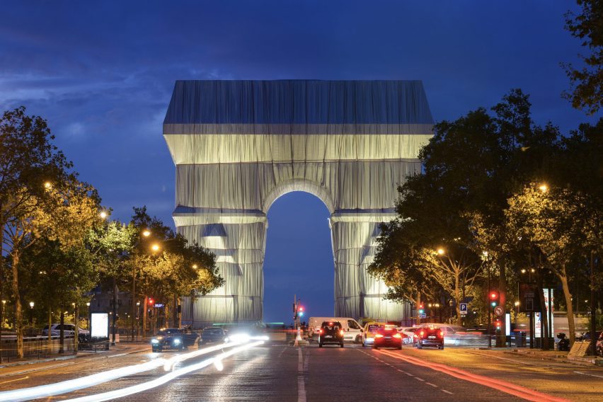 L'Arc de Triomphe Wrapped at night