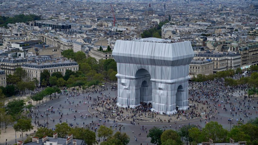 Crowds around L'Arc de Triomphe Wrapped
