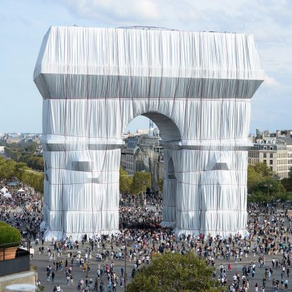 Crowds around L'Arc de Triomphe Wrapped