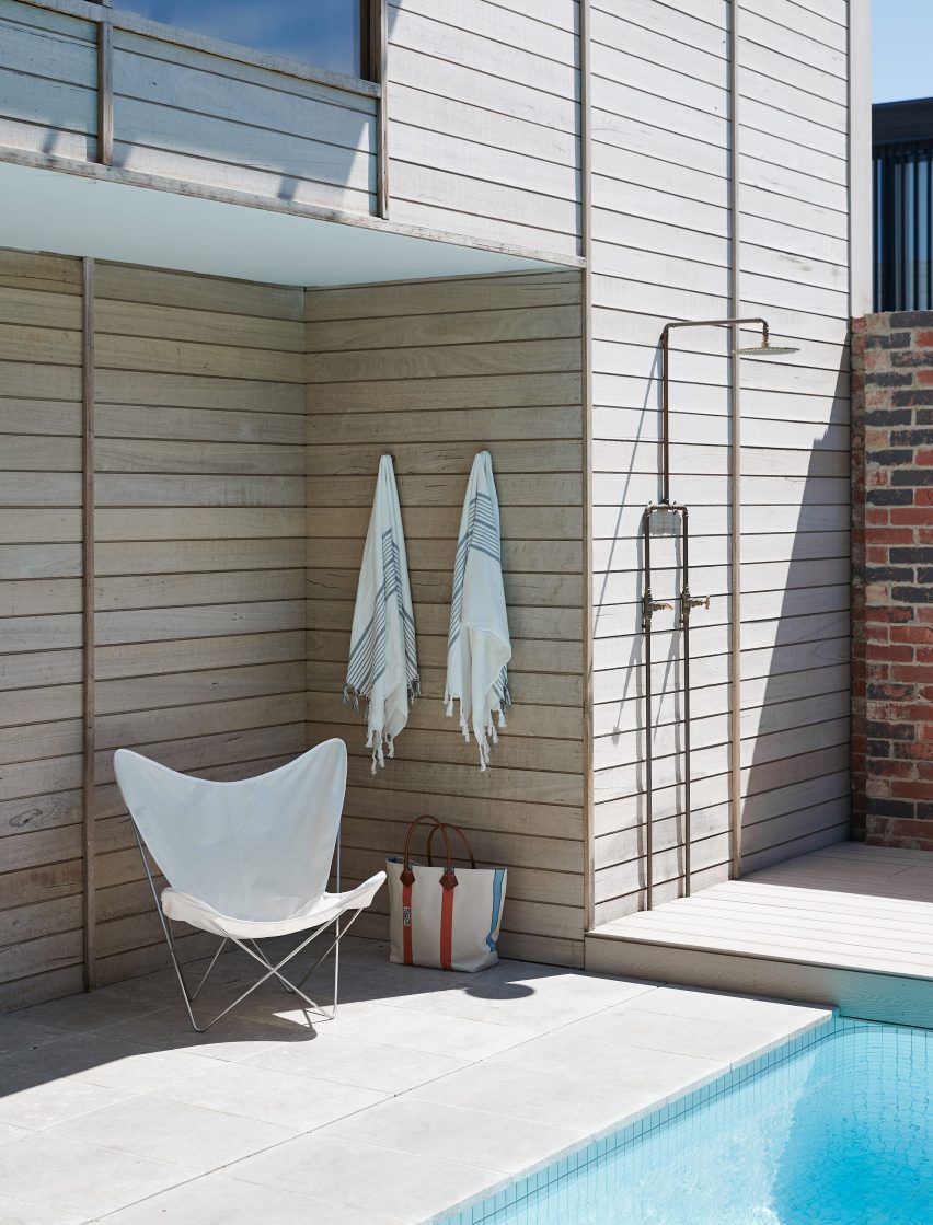 Pool shower at Broadway project by Foomann